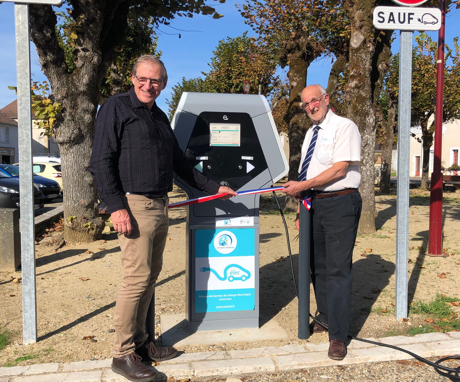 Le SIEEEN inaugure les bornes de charge pour véhicules électrique à Dornes et à Château-Chinon